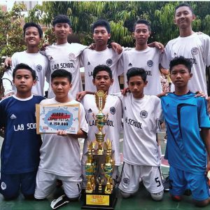 Read more about the article KEMENANGAN TEAM FUTSAL SMPLAB UM