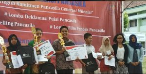 Read more about the article Kelas ICP berikan piala untuk sekolah